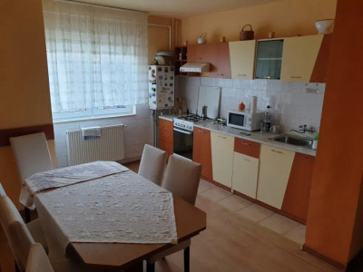 Apartament cu 3 camere in zona Calea Floresti