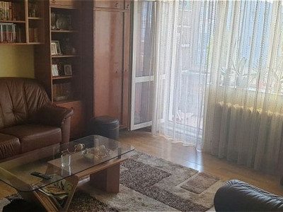 Apartament cu 3 camere in zona Primaverii