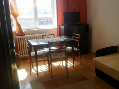 Apartament cu 3 camere in zona Calea Floresti