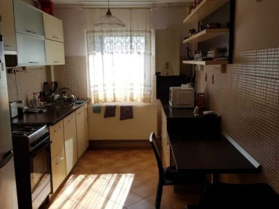 Apartament 3 camere in zona Calea Floresti