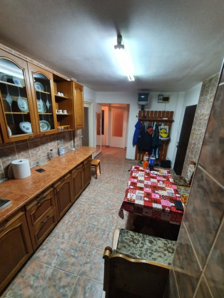 Apartament 3 camere in zona Calea Floresti