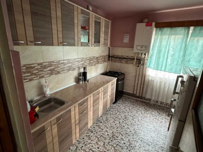 Apartament 3 camere in zona Calea Floresti