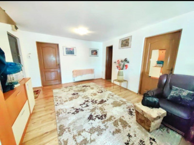 Apartament 3 camere in zona Plopilor