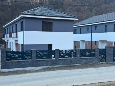 Ansamblu de case de vânzare Florești zona Tăuți finalizat